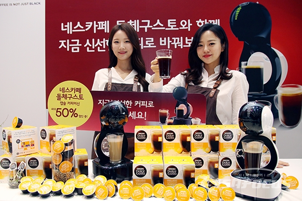 [시사포커스 오훈 기자] 모델들이 27일 서울 강남구 메라톤 쇼룸에서 네스카페 돌체구스토의 '신선한 커피로 바꾸세요!' 캠페인을 선보이고 있다.