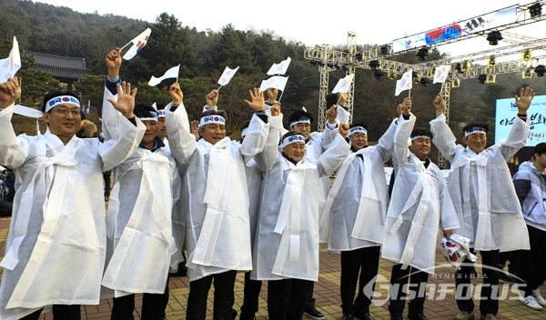 많은 시민들이 참여하여 만세를 부르며 100년전 그날을 재현하는 모습. 사진/강종민 기자