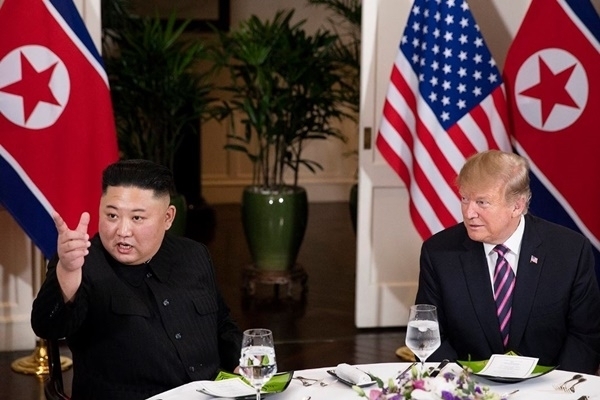 트럼프 미국 대통령(우)과 김정은 북한 국무위원장(좌)가 하노이에서 만나 2차 북미정상회담을 진행했으나 끝내 합의에 이르진 못했다. ⓒ백악관 트위터