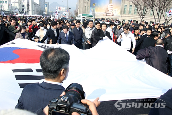 고종 장례행렬 재현 만세 행진에서 대형 태극기를 들고 행진하고 있다. [사진 / 오훈 기자]