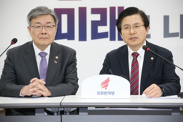 이재갑 고용노동부 장관(좌)과 황교안 자유한국당 대표(우)의 모습. ⓒ자유한국당