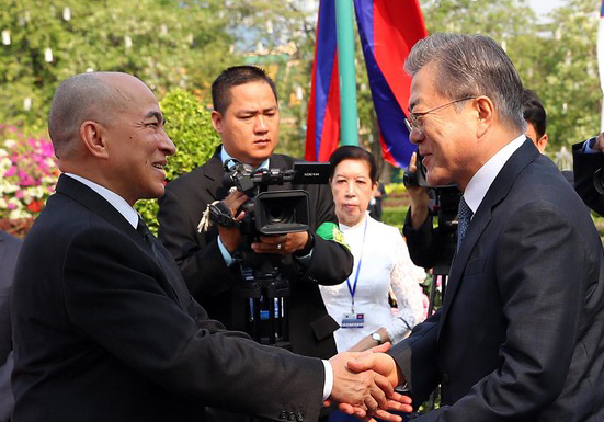 캄보디아를 국빈 방문 중인 문재인 대통령이 15일 프놈펜 왕궁 정원에서 열린 공식환영식에서 노로돔 시하모니 국왕과 인사하고 있다 / ⓒ뉴시스DB