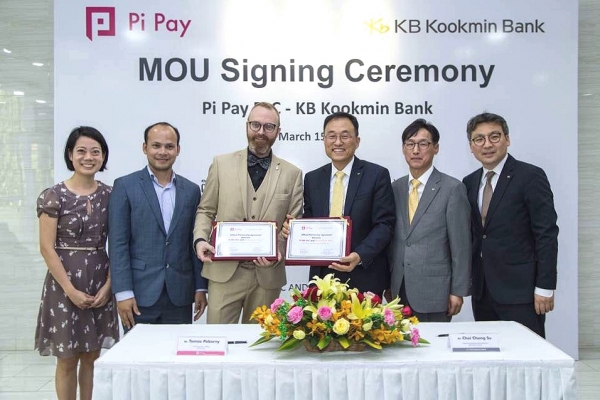 KB국민은행은 지난 15일, 캄보디아 프놈펜에 위치한 KB캄보디아은행 본점에서 캄보디아 1위 모바일 결제(페이먼트) 플랫폼인 파이페이(Pi Pay)와 상호 협력방안을 담은 양해각서(MOU)를 체결했다. (좌측부터) Kelly Chng Koon Koon 파이페이 마케팅디렉터, Sopheak Min 파이페이 CFO, Tomas Pokorny 파이페이 CEO, 최창수 KB국민은행 글로벌사업본부 상무, 박용진 KB캄보디아은행 법인장, 장지규 KB국민은행 글로벌기획부장. ⓒKB국민은행