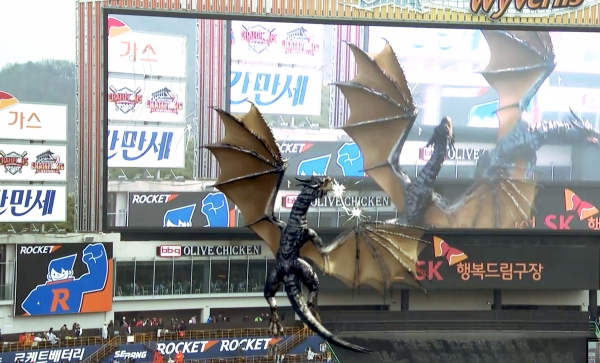 SK텔레콤이 23일 인천 SK행복드림구장에서 열린 프로야구 개막전에서 AR로 형상화한 대형 비룡을 SK행복드림구장 전광판에 띄우는 이벤트를 열었다. ⓒSK텔레콤
