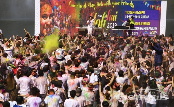 밀양에서 펼쳐진 홀리해이 색채 축제장 공연 모습. 사진/강종민 기자