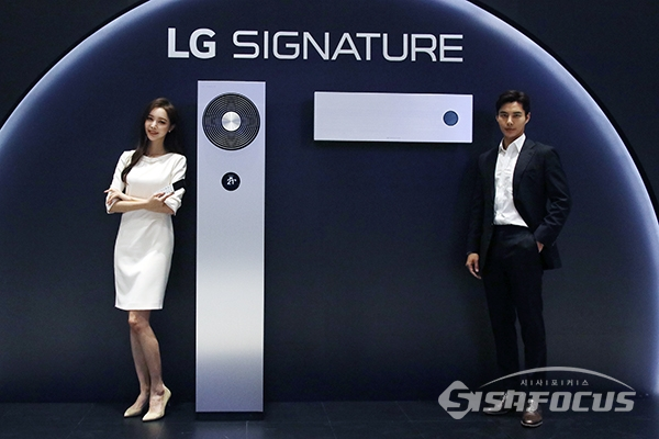 모델들이 LG전자의 초프리미엄 에어컨 'LG 시그니처 에어컨' 앞에서 포즈를 취하고 있다.