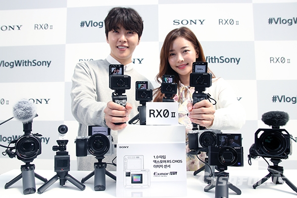 모델들이 소니코리아의 세계 최소형 카메라 'RX0 II' 들고 포즈를 취하고 있다.
