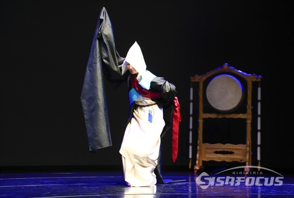 민속춤의 정수 승무를 공연하는 모습. 사진/강종민 기자