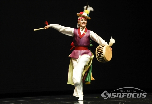 다양한 동작의 율동을 보여주는 버꾸춤 공연 모습. 사진/강종민 기자