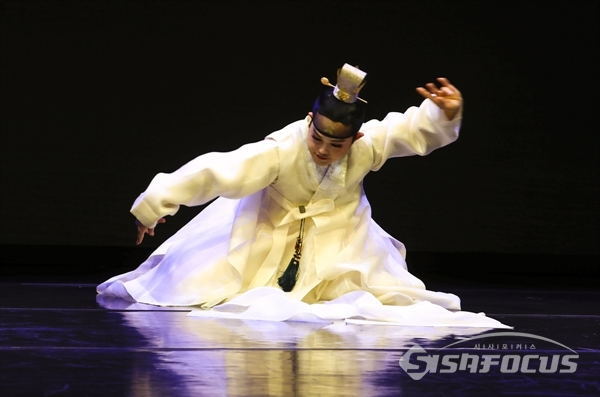 살풀이춤 공연 모습. 사진/강종민 기자