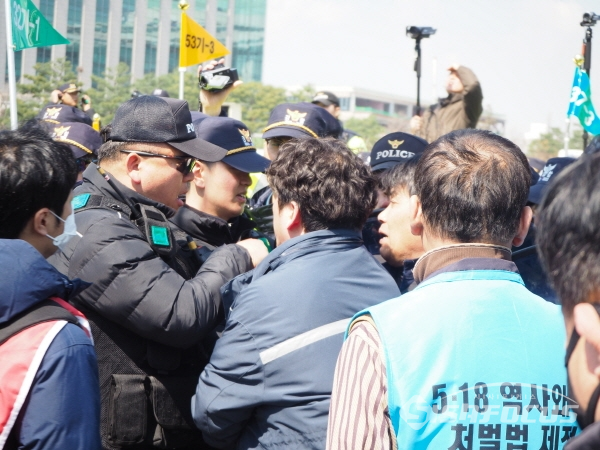 경찰과 충돌한 민주노총 조합원들(사진/ 임희경 기자)