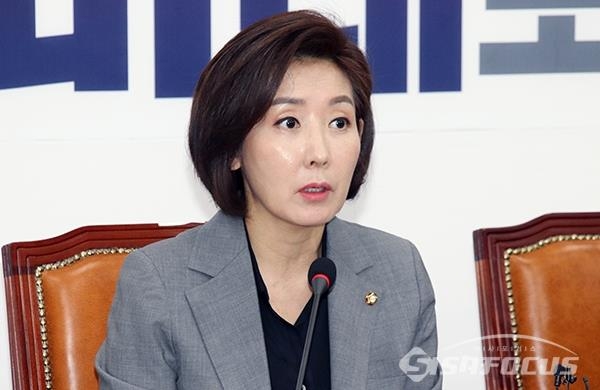 나경원 한국당 원내대표는 4일 4.3보궐선거를 "낮고 겸손하게 전진하라는 국민의 명령"이라고 평했다. 사진 / 오훈 기자