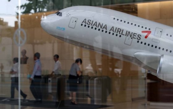 서울 종로구 금호아시아나 본사 로비에 전시된 아시아나 항공 모형 기체 @ 뉴시스