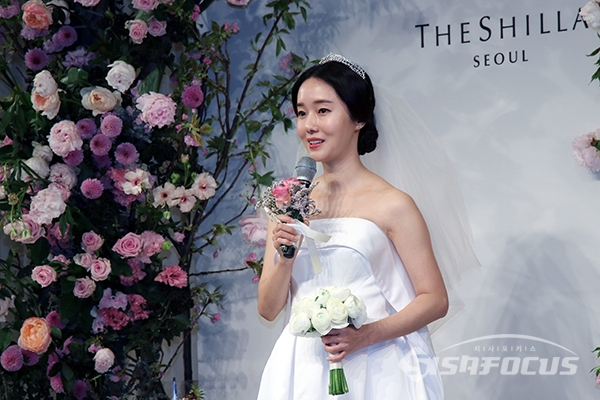 배우 이정현이 결혼식을 앞두고 기자회견을 가지고 있다. [사진 / 오훈 기자]