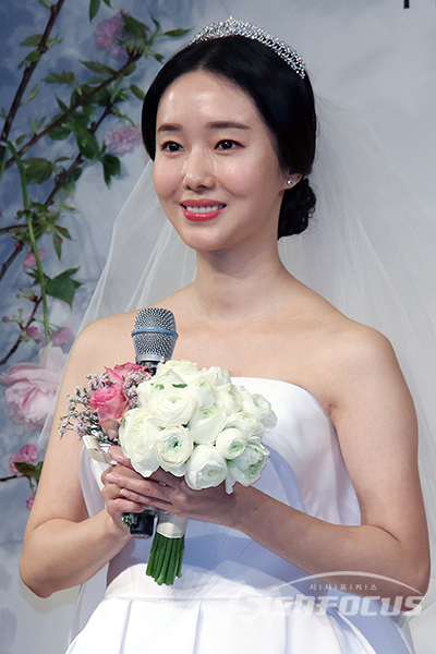 배우 이정현이 결혼식을 앞두고 기자회견을 가지고 있다. [사진 / 오훈 기자]