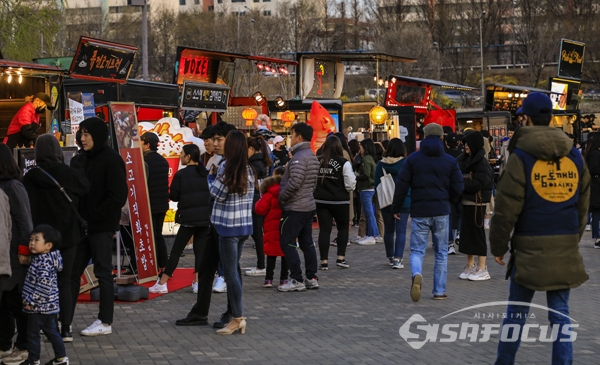 푸드트럭앞에 줄을 서서 음식을 기다리는 젊은이들.  사진/강종민 기자
