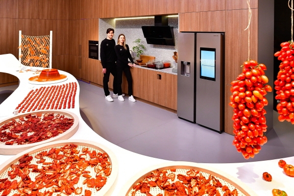 ‘점심의 방(Day Room)’에는 붉은 색감의 토마토를 소재로 개성 넘치는 조형물을 설치하고 패밀리허브 냉장고를 중심으로 스마트 키친 패키지(Smart Kitchen Package)를 전시함으로써 활기찬 낮 시간의 주방을 표현하고 있다. @ 삼성전자