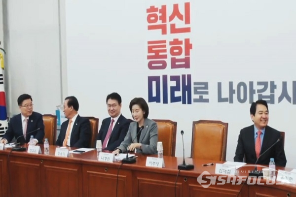 자유한국당의 10일 오전 국회에서 열린 원내대표·중진의원 연석회의 직후 모습. 사진/ 박상민 기자