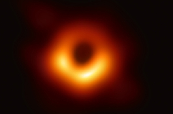 이번에 관측한 M87. 중심의 검은 부분은 블랙홀(사건의 지평선)과 블랙홀을 포함하는 그림자이고, 고리의 빛나는 부분은 블랙홀의 중력에 의해 휘어진 빛이다. 관측자로 향하는 부분이 더 밝게 보인다 / ⓒ한국천문연구원