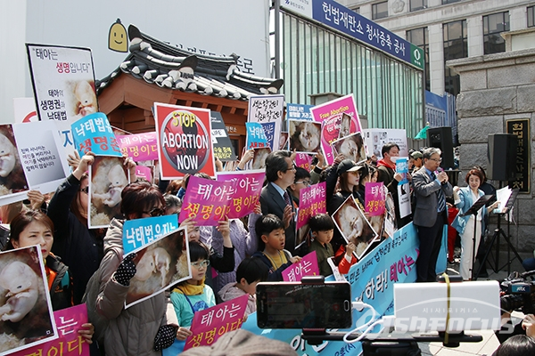낙태죄 폐지와 유지를 주장하는 단체들이 집회를 하고 있다. [사진 / 오훈 기자]
