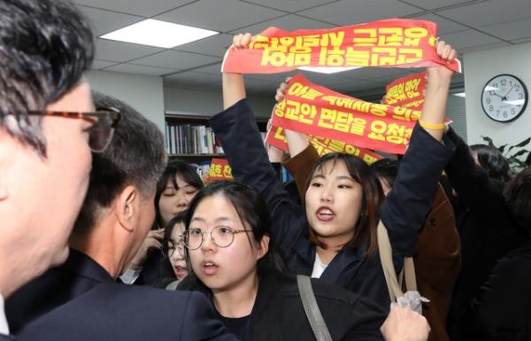 나경원 자유한국당 의원실을 점거한 채 불법 농성을 벌이다가 국회 방호과 직원들과 대치하고 있는 한국대학생진보연합 소속 대학생들의 모습. ⓒ뉴시스