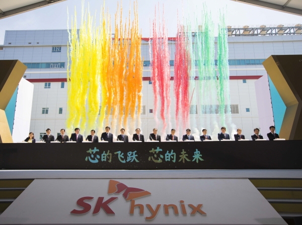 SK하이닉스가 4월 18일 중국 우시에서 C2F 준공식을 개최했다.