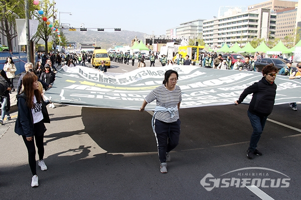 전국장애인차별철폐연대 회원들이 행진을 하고 있다. [사진 / 오훈 기자]