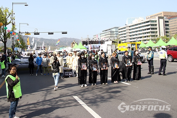 전국장애인차별철폐연대 회원들이 행진을 하고 있다. [사진 / 오훈 기자]