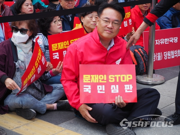 자유한국당 정진석 의원이 광화문에서 열린 장외투쟁에 참석했다.(사진 / 임희경 기자)