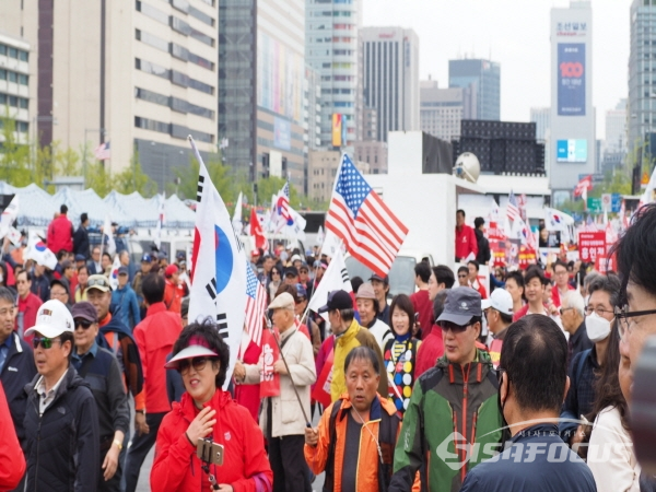 자유한국당 대규모 장외투쟁 집회에 참석한 당원들이 청와대로 행진하고 있다.(사진 / 임희경 기자)