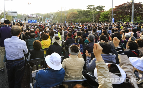 대법원 앞에서 ‘길로 통하다!(疏通)’를 주제로 ‘감사음악회’를 개최 많은 주민들이 개통을 축하하며 즐기는 모습.   사진/강종민 기자