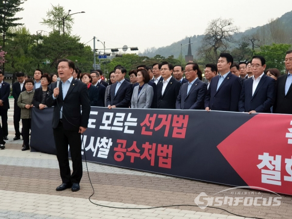 민경욱 의원이 패스스트랙 저지를 위한 규탄대회에서 발언을 하고 있다. [사진 / 오훈 기자]