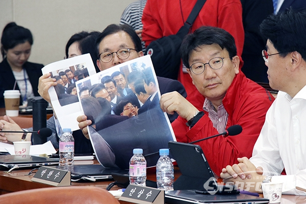 권성동·이채익·김현아 의원이 사진을 들고 있다. [사진 / 오훈 기자]