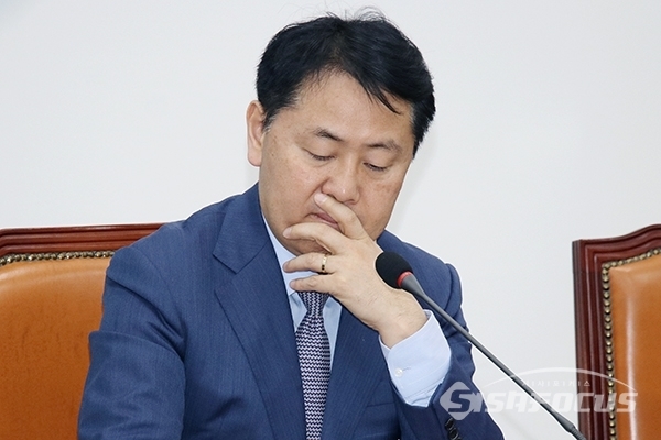 김관영 바른미래당 원내대표가 고심하고 있는 모습. 사진 / 오훈 기자