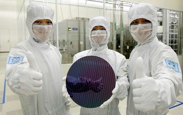 삼성전자와 SK하이닉스가 반도체 미래산업 육성에 대규모 투자 계획을 밝혔다. @ 삼성전자