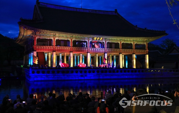 경복궁 경회루에서 궁중문화축전 개막제 행사가 열리고있다.  사진/강종민 기자