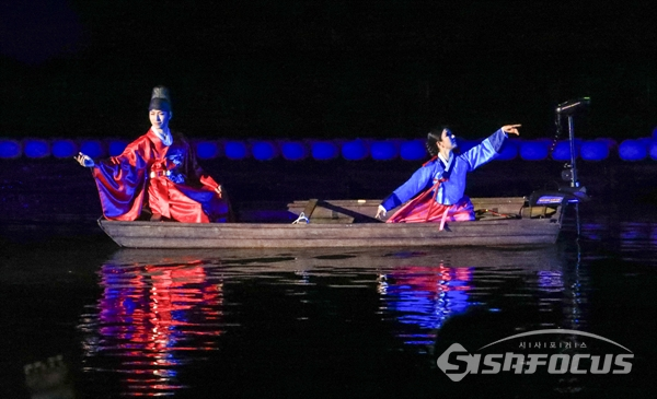 경회루 연못에서 공연하는 장면.  사진/강종민 기자