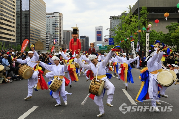광화문광장에서 펼쳐진 신산대놀이에서 진도북춤 공연 모습.  사진/강종민 기자