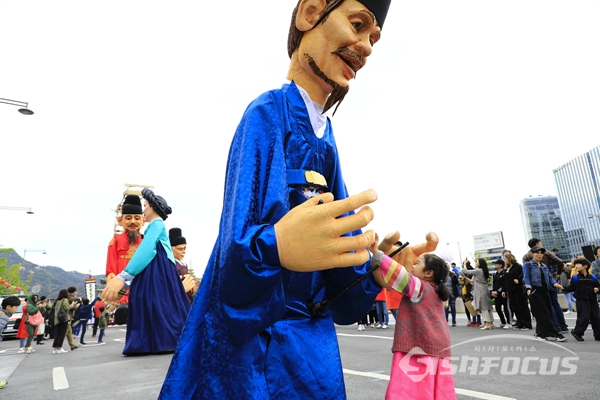 어린이가 거인 인형으로 등장한 정승과 손을 잡고 즐거워하는 모습.  사진/강종민 기자