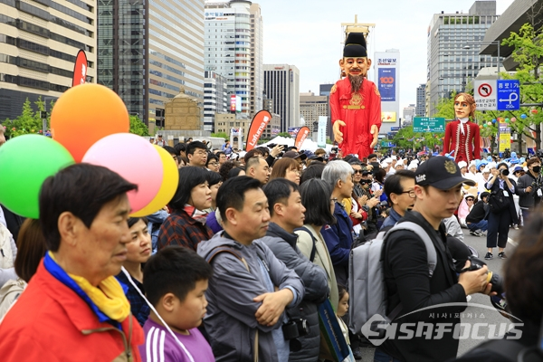 많은 시민이 휴일을 맞아 궁중문화축전 행사를 보며 즐기는 모습.   사진/강종민 기자