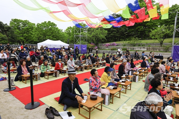 많은 어르신과 가족이 참여하여 특별한 잔치에 즐거워하는 모습.   사진/강종민 기자