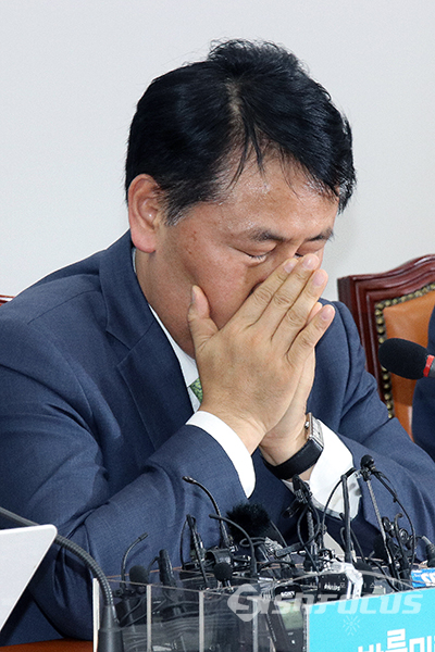 김관영 원내대표가 얼굴을 감싸고 있다. [사진 / 오훈 기자]