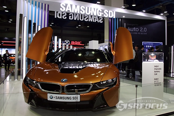 삼성SDI가 BMW i3에 탑재한 120Ah 배터리 셀을 공개했다. [사진 / 오훈 기자]