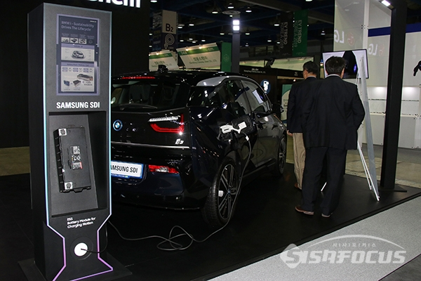 삼성SDI가 BMW i3에 탑재한 120Ah 배터리 셀을 공개했다. [사진 / 오훈 기자]