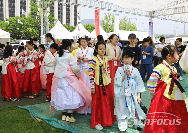 어린이날을 맞이하여 많은 어린이가 한복을입고 참여하여 성황을 이룬 행사장.   사진/강종민 기자