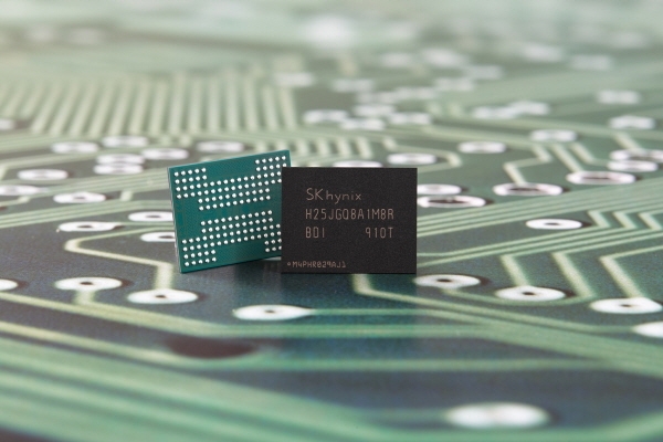 SK하이닉스가 개발한 96단 4D 낸드 기반 1Tb QLC 제품 ⓒ SK하이닉스