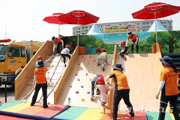 11일 열린 '2019년도 서울안전한마당'에서 어린이들이 다양한 안전체험을 하고 있다. [사진 / 오훈 기자]