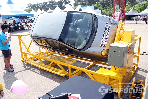 11일 열린 '2019년도 서울안전한마당'에서 안전띠 착용 교통안전 체험을 하고 있다. [사진 / 오훈 기자]