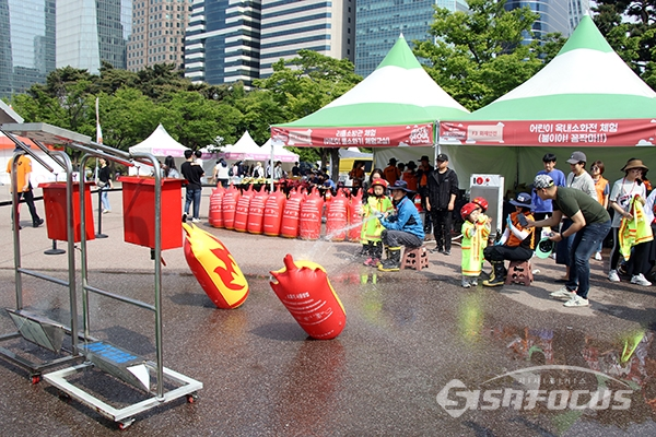 11일 열린 '2019년도 서울안전한마당'에서 어린이들이 물소화기 체험을 하고 있다. [사진 / 오훈 기자]