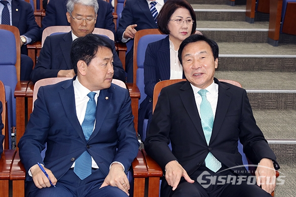 손학규 당 대표와 김관영 원내대표가 대화를 나누고 있다.